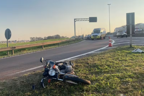 Motociclista morre após colisão com um carro na Rodovia Anhanguera, em Sumaré