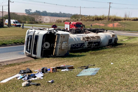 Carreta com 40 mil litros de óleo diesel tomba na estrada que liga Limeira-Cosmópolis