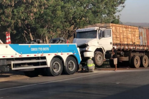 Acidente em Cosmópolis envolve dois caminhões próximo à entrada da Usina Ester