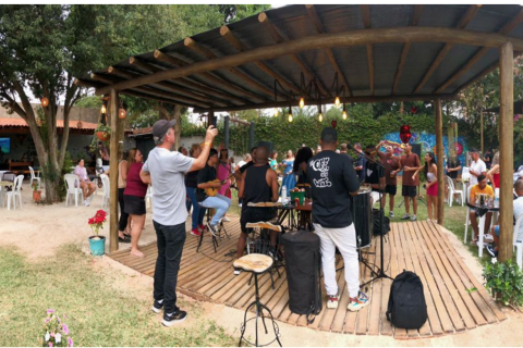 Quintal 7&7 celebra seu segundo aniversário com feijoada e roda de samba