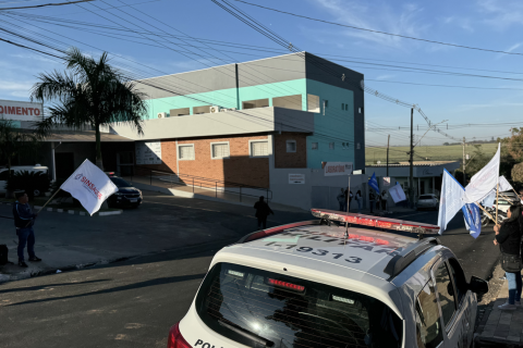 Sindicato dos Trabalhadores da Saúde realiza manifestação em frente à Santa Casa de Cosmópolis