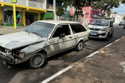 Colisão entre veículos na rua Campos Sales em Cosmópolis na tarde desta quinta-feira (11)