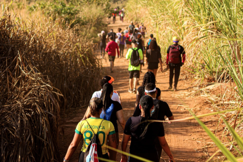 Caminhada em Cosmópolis reúne 150 pessoas rumo à cachoeira da 'Bepa'