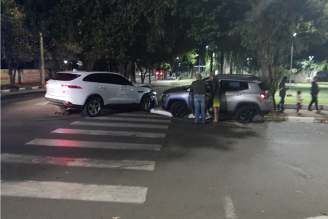 Acidente na região central de Cosmópolis envolve Jaguar e Jeep na noite desta terça-feira (16)